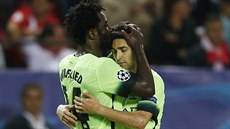 Wilfried Bony a Jesus Navas z Manchesteru City se radují v utkání Ligy mistr v...