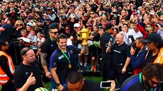 TADY HO MÁTE Kapitán novozélandských ragbist Richie McCaw pi oslavách titulu...