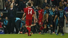 Arsene Wenger (vlevo), trenér fotbalist� Arsenalu, v polo�asové p�estávce s...