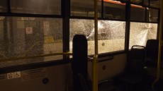 Zni�ená bo�ní skla autobusu.