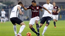 Letní posila AC Milan Carlos Bacca zkouí projít pes obránce Atalanty