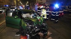 Pi nehod na Plzeské projela trubka od zábradlí autem (4.11.2015).