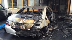 U Prhonic zapálil há ti auta a vchod do hotelu (5.11.2015).