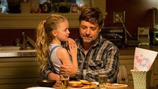Z filmu Otcové a dcery (Kylie Rogers, Russell Crowe)