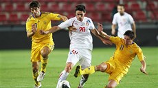 MEZI DV�MA. Zálo�ník Kamil Vacek nasko�il do p�ípravného zápasu v záv�ru a...