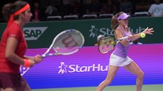 Martina Hingisová na returnu, vedle ní její deblová partnerka Sania Mirzaová.