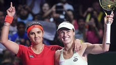 Sania Mirzaová a Martina Hingisová po triumfu na Turnaji mistry� v Singapuru.