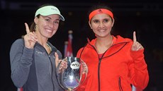 Sania Mirzaová (vpravo) a Martina Hingisová s trofejí pro vítzky Turnaje...