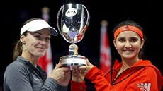 Sania Mirzaová (vpravo) a Martina Hingisová s trofejí pro vítězky Turnaje...