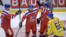 Čeští hokejisté se radují z gólu proti Švédsku, uprostřed jeho autor Milan...