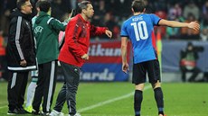 Plzeský asistent trenéra Pavel Horváth pedává pokyny Janu Kopicovi.