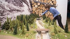 D�eva�skou tradici p�ipomíná n�kolikametrový model krajiny se stromy a korytem...