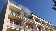 Seniorka, v jejím� byt� po�ár vznikl, utekla p�ed ohn�m na sousední balkon.