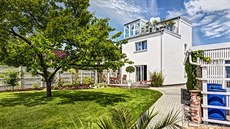 Krom� vily pro�la velkou prom�nou i celá zahrada a okolí domu.