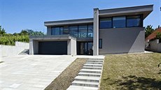 P�vodní �ást domu reprezentuje jeho nyn�j�í pravá polovina s pásovým oknem v...
