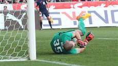 Sparanský gólman David Biík krátce poté, co zlikvidoval penaltu v podání...