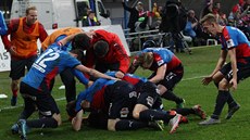 Fotbalisté Plzn se radují z druhého gólu v zápase se Spartou.