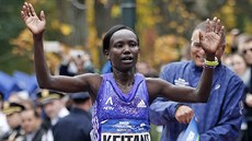 Keňská vytrvalkyně Mary Keitanyová v cíli Newyorského maratonu.
