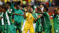 Mladí Nigerijci se radují z titulu mistrů světa v kategorii do 17 let.