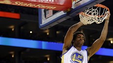 James Michael McAdoo z Golden State smeuje do koe Memphisu.