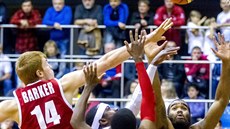 Svitavský basketbalista Riley Barker se snaží blokovat v duelu s Pardubicemi.