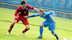 Marek �ervenka (v modrém) z Ostravy b�hem p�ípravného utkání s �eskou dvacítkou.