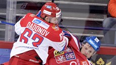 Ruský hokejista Jevgenij Dadonov (vlevo) sráí eského kapitána Vladimíra...