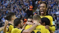 Dortmund�tí fotbalisté se radují z gólu.