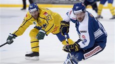 Švédský hokejista Linus Ömark (vlevo) nahání Toniho Koivistoina z Finska.