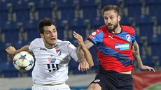 Souboj ostravského Jaroslava Machovce (v bílém) s plze�ským Janem Holendou.