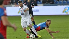 Davor Kukec (vlevo) z Ostravy posílá na trávník plze�ského Daniela Kolá�e.