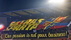 Choreo spar�anských fanou�k� b�hem duelu se Schalke