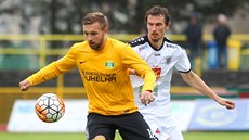 Sokolovský Jan Kosak u míče, dotírá na něj hradecký Marek Plašil.