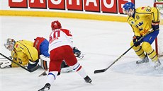 Ruský hokejista Daniil Apalkov (uprostřed) skóruje v utkání Karjala Cupu proti...