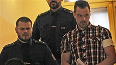 Petr Kramný, obalovaný z vrady manelky a dcery, je pivádn justiní stráí...