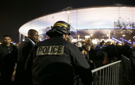 Kvli explozm v Pai lid opoutj stadion Stade de France, kde se hrl...
