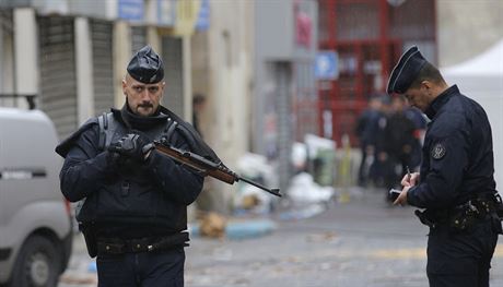 Policisté hlídkují na pedmstí  Saint-Denis (19. listopadu 2015)