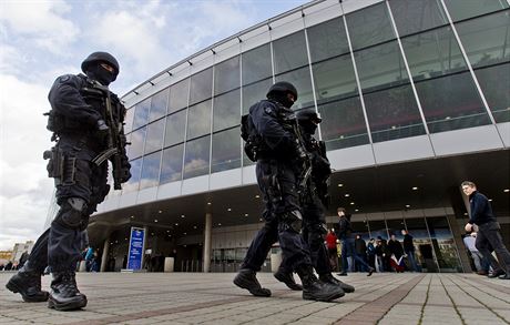 eská policie posílila ostrahu ped praskou 02 Arenou, kde se hraje finále...