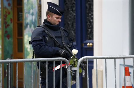 Francouzský policista hlídá oblast v blízkosti klubu Bataclan. U policejních...