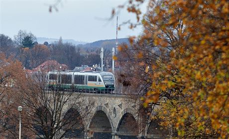 Siemens Desiro na cest mezi Libercem a itavou. Te by mohl jezdit i na dalích dvou úsecích regionu.