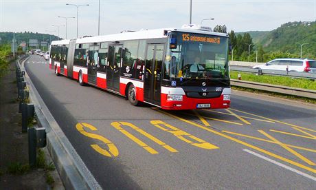 Vyhrazené pruhy u v Praze na nkolika místech jsou. idim, kteí po nich...