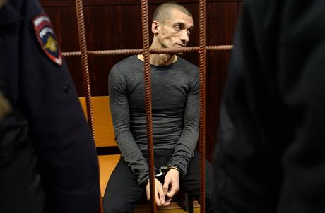 Soudci poslali Pjotra Pavlenského na msíc do vazby. (10. listopadu 2015)