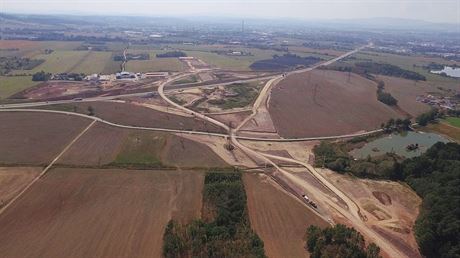 Na leteckém snímku z íjna 2015 je vidt, jak postupuje stavba dálnice D3 u...