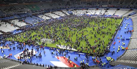 Kvli listopadovým atentátm v Paíi museli po zápase mezi Francií a Nmeckem zstat na stadionu diváci 
