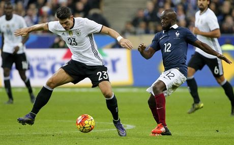 Francouzský reprezentant Lassana Diarra v souboji s Nmcem Mariem Gomezem v...