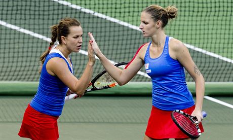 Barbora Strýcová (vlevo) a Karolína Plíková ve tyhe ve finále Fed Cupu. 