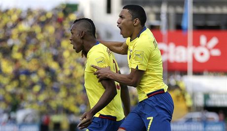Ekvádortí fotbalisté Fidel Martinez (vlevo) a   Jefferson Montero se radují z...