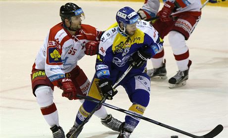 Olomoucký Robin Stank (vlevo) v souboji s Janem Marunou ze Zlína.