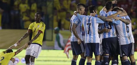 Fotbalisté Argentiny se radují z vítzství nad Kolumbií.