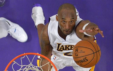 Kobe Bryant z LA Lakers zakonuje na ko Detroitu.